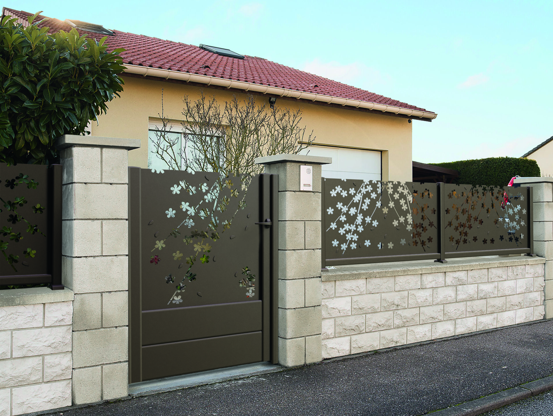 clôture aluminium motif fleure avec portillon intégré