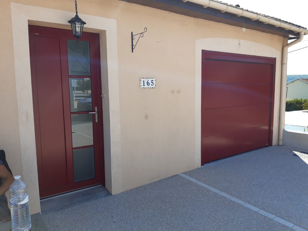 porte d'entrée rouge avec vitrage 