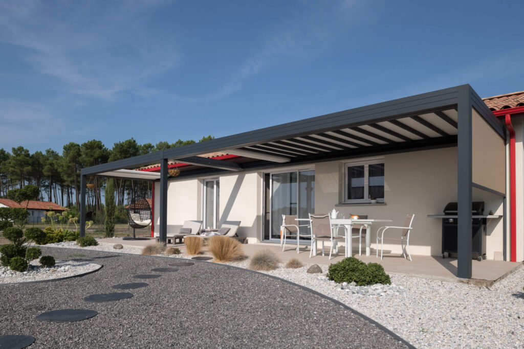 pergola aluminium grande dimension rétractable avec store zip occultant 