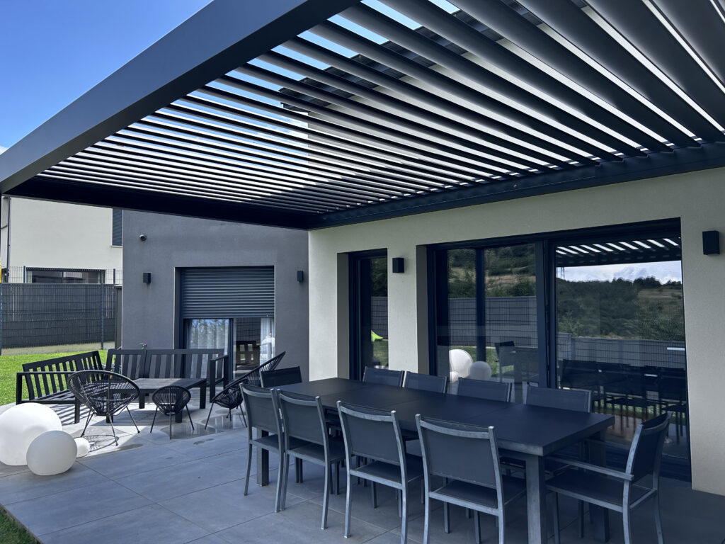 pergola bioclimatique adossée moderne