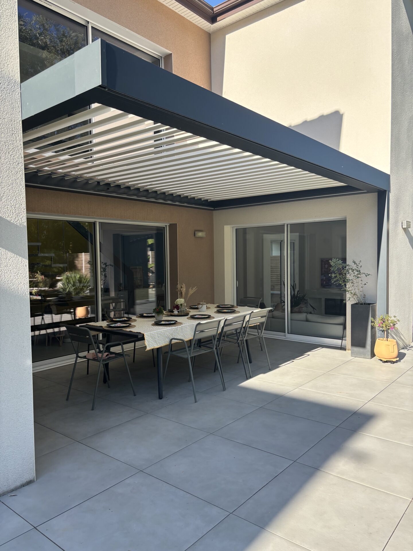 pergola bioclimatique lames orientables motorisées 