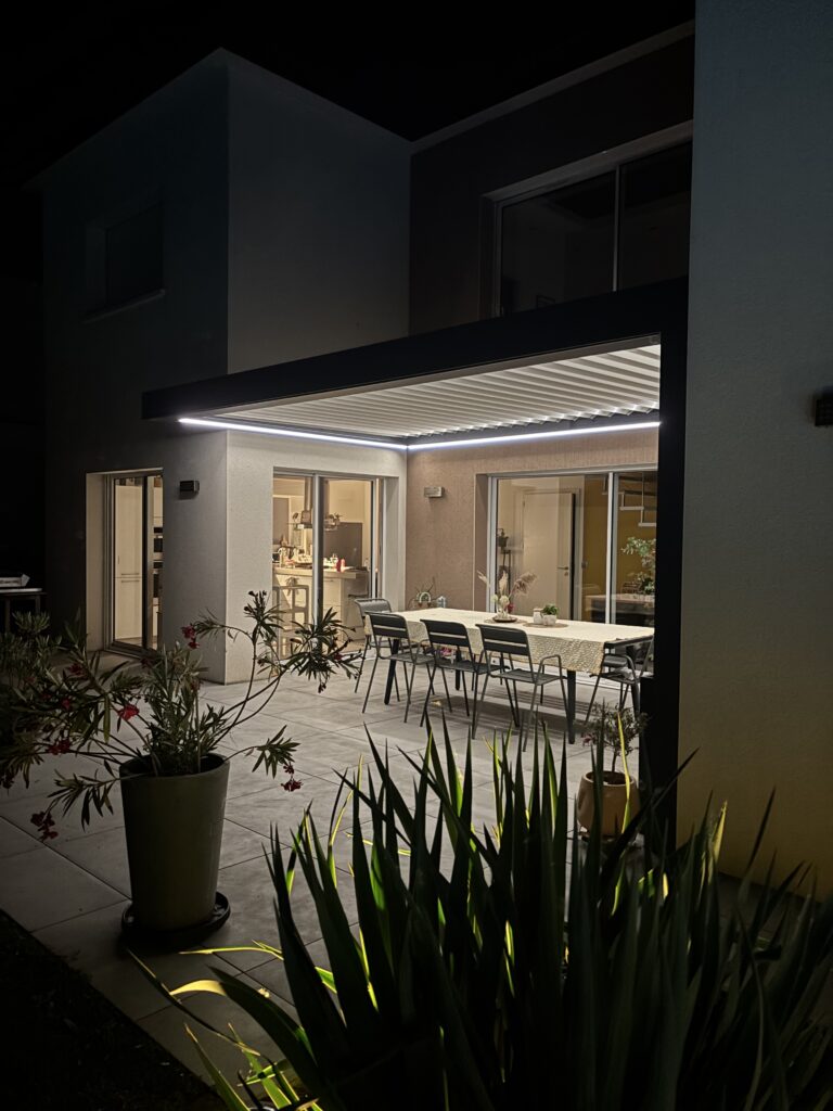 pergola bioclimatique led terrasse extérieure 