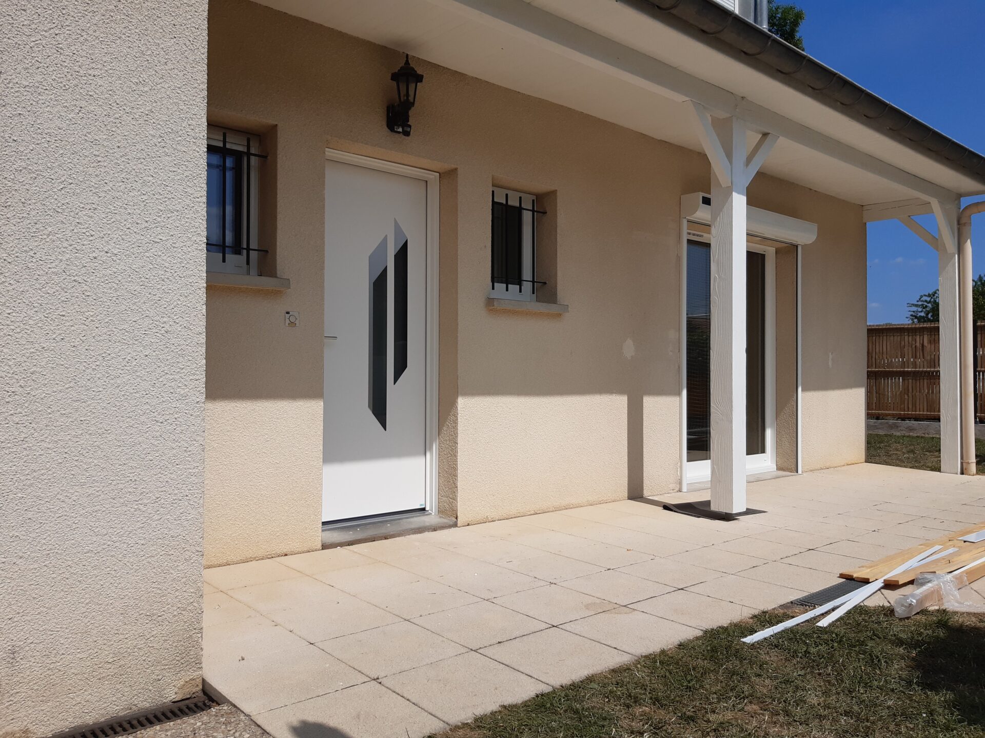 porte d'entrée blanche avec verre décoratif