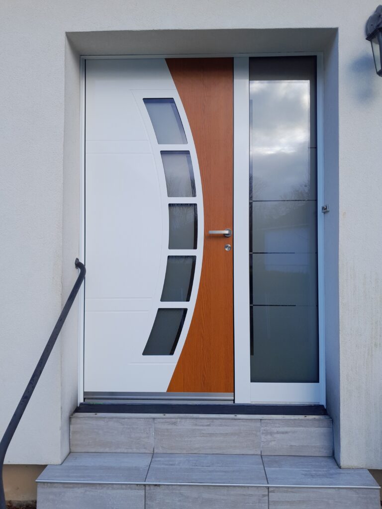 Porte d'entrée avec verre
décoratif, bicolorisation,
modèle original et
intemporel, insertion de
fraisages