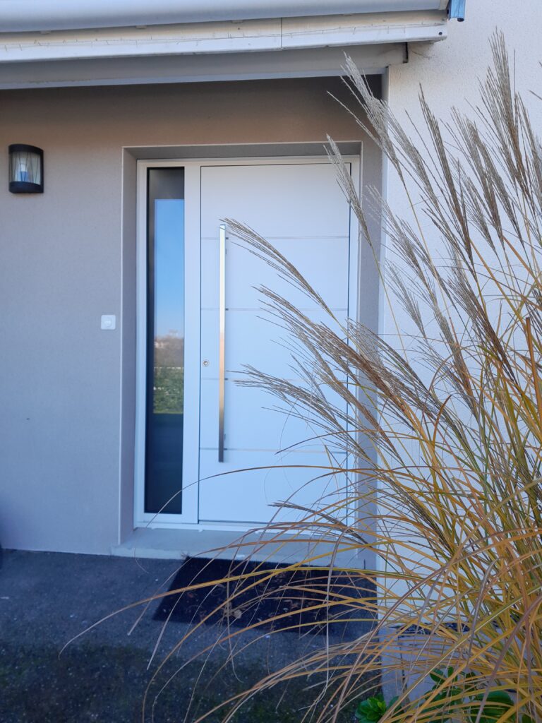 Porte d'entrée blanche avec
verre décoratif en surfance
transparente, insertion de
liserets couleur inox
