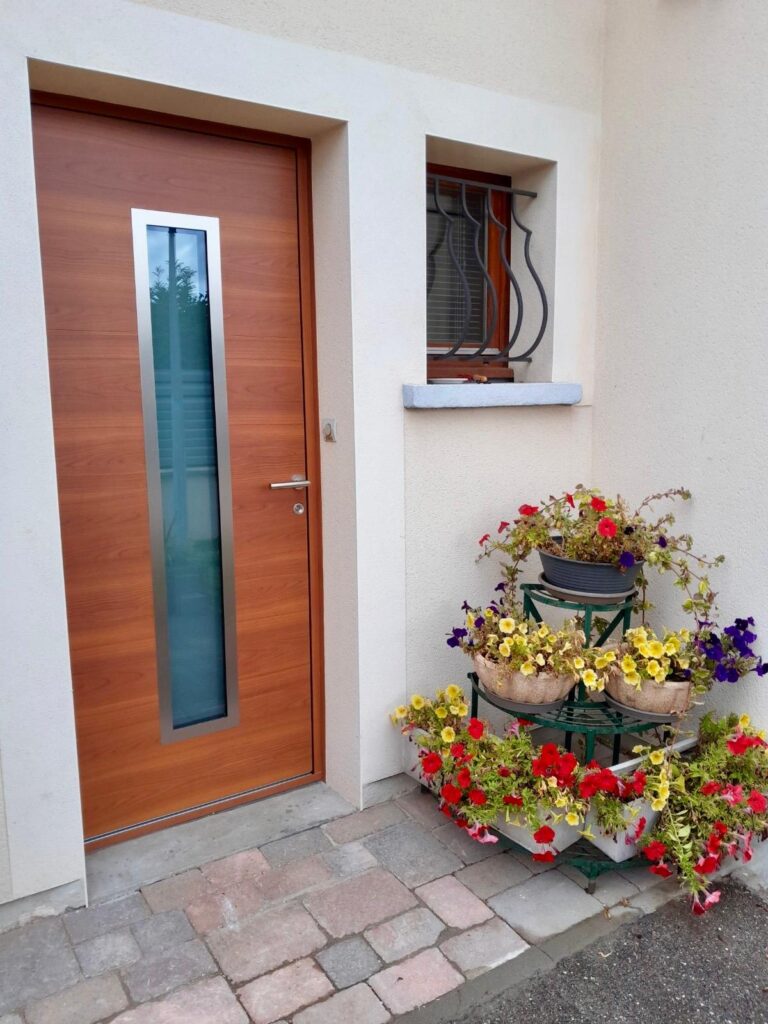 Porte d'entrée en bois avec vitrage