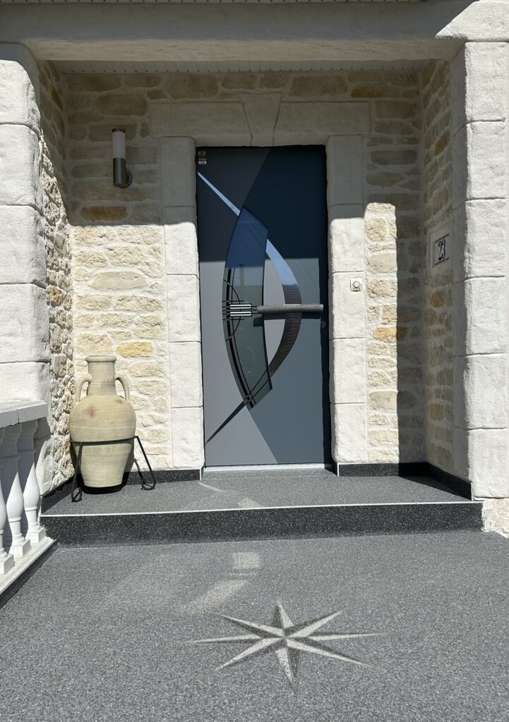Porte d'entrée en
bicolorisation avec du verre
décoratif, poignée tirage
horizontal